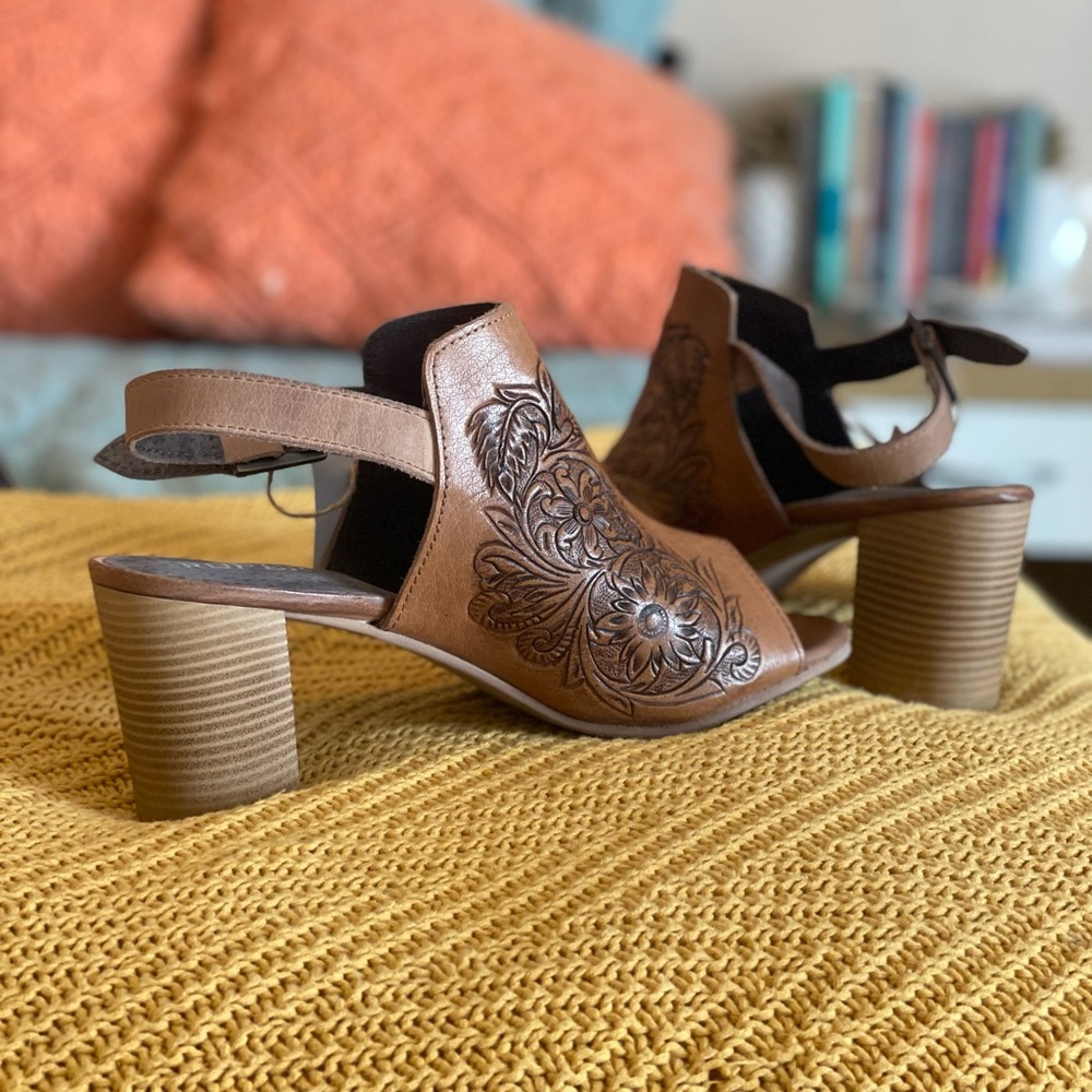 Roper tooled leather open toe sandal size 9.5